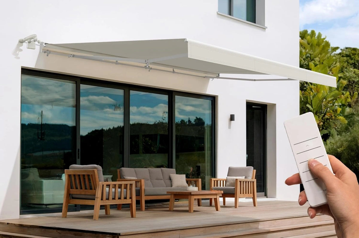 Store banne motoris¨¦ 5x3m semi-coffre avec t¨¦l¨¦commande et capteur vent - Structure aluminium blanc et toile beige UV50+